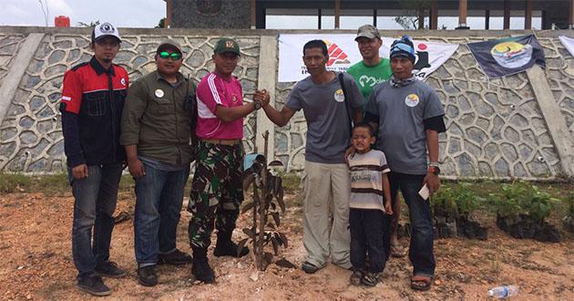 Rayakan HUT ke-3, Pari Tanam Pohon di Yonif Marinir